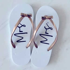 Mrs white & rose gold flip flops - bridal - wedding - bride to be - bachelorette
